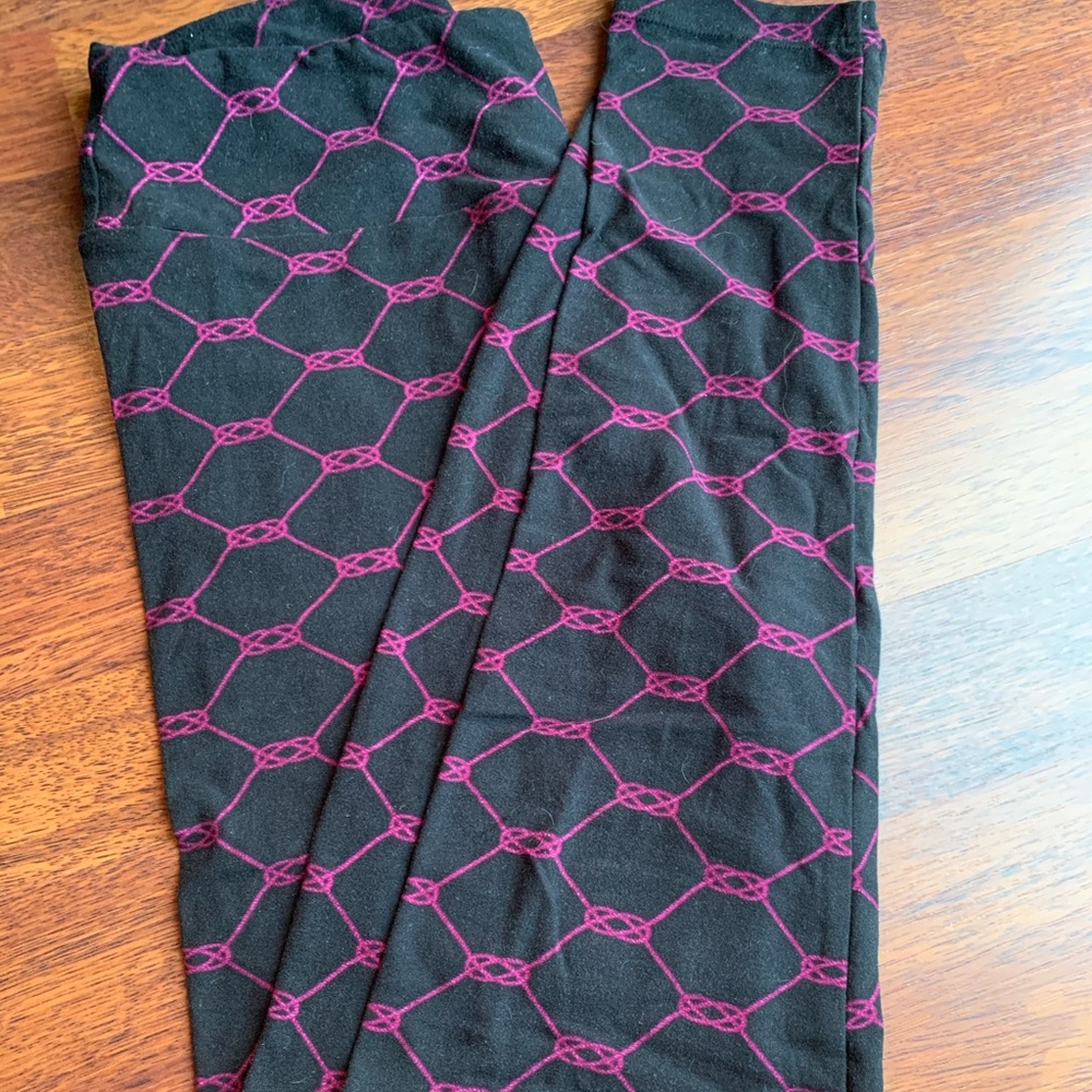 LulaRoe black with purple knot leggings
